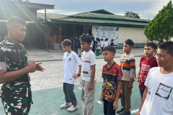 Prajurit Yonif TP 858/MSB Tanamkan Disiplin Lewat Pelatihan PBB di SD YAPIS 2 Biak