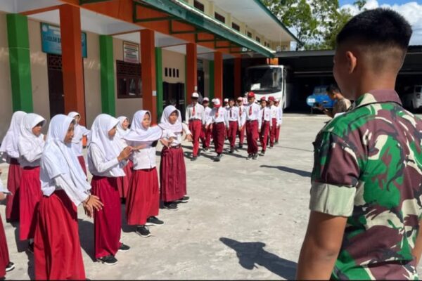 Prajurit YONIF TP 858/MSB Melatih PBB di SD YAPIS 2 BIAK